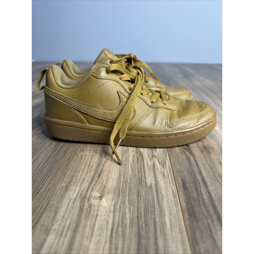 - Nike Court Borough Low Wheat Wheat‎ Gum, Size 3.5Y BQ5448-700